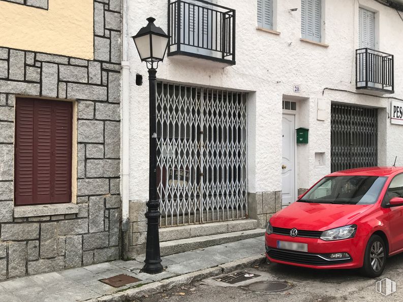 Retail for rent at Calle Mayor, 20, Bustarviejo, Madrid, 28720 with wheel, car, window, tire, land vehicle, vehicle registration plate, vehicle, automotive lighting, grille and hood around