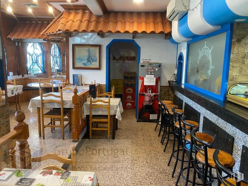 Local en alquiler en Zona Vicálvaro, Vicálvaro, Madrid, 28032 con silla, marco, mesa de cocina y comedor, mesa, ropa, persona, ventana, mesa, mueble y interiorismo alrededor