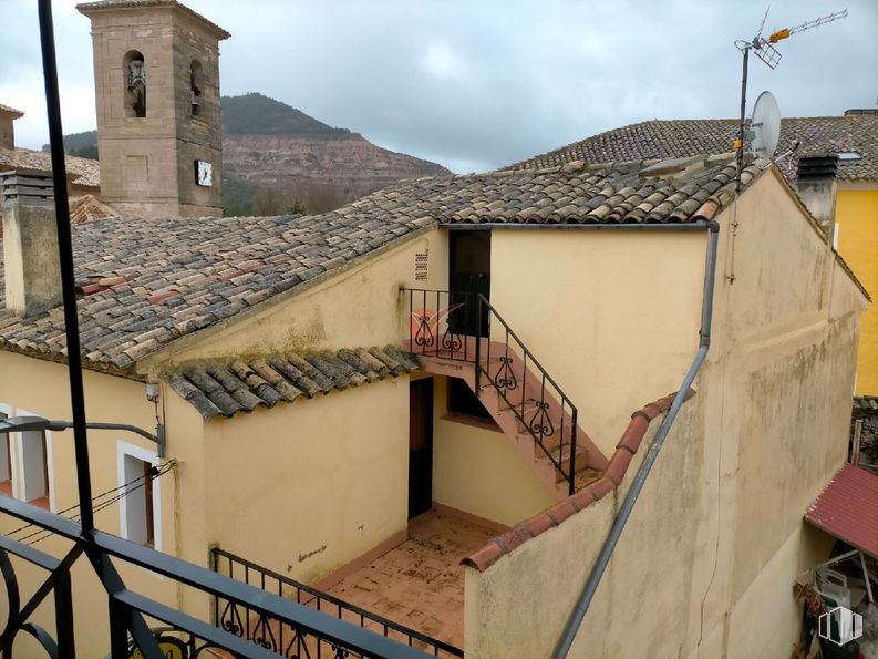 Retail for sale at Centro, Huete, Cuenca, 16540 with residential area, door, balcony, apartment, stairs, handrail, baluster, building material, daylighting and plaster around