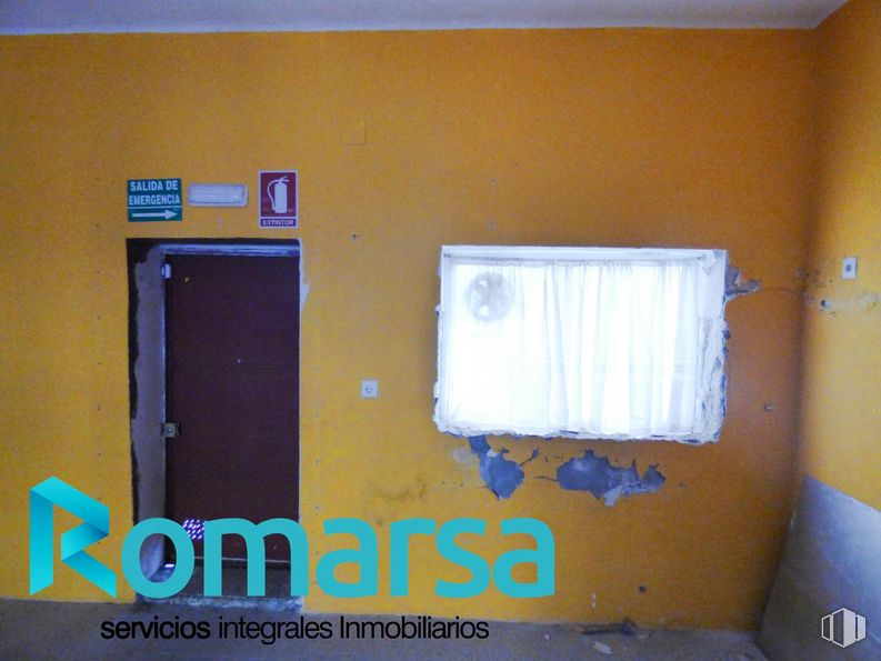 Retail for rent at Zona Estación, Ávila, 05001 with lighting, fixture, paint, rectangle, gas, tints and shades, font, composite material, wood and electric blue around