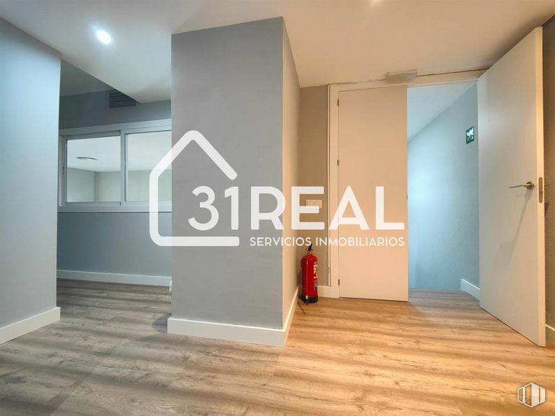 Retail for rent at Zona Peñagrande, Fuencarral - El Pardo, Madrid, 28035 with cabinetry, building, hall, wood, interior design, flooring, fixture, floor, living room and laminate flooring around