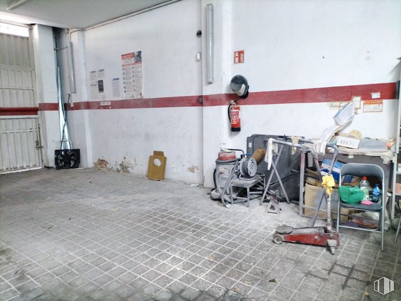 Industrial for sale at Calle Felix Lopez, Carabanchel, Madrid, 28025 with floor, building, flooring, wall, gas, asphalt, machine, house, concrete and room around