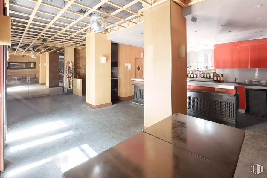 Local en alquiler en Calle Serrano, Chamartín, Madrid, 28016 con mesa, propiedad, madera, edificio, interiorismo, suelo, ebanistería, suelos, encimera y hall alrededor