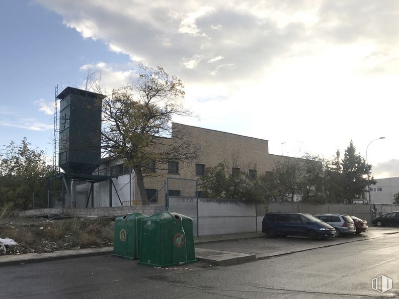 Industrial for sale at Calle Isaac Peral, Valdemoro, Madrid, 28341 with car, waste container, street light, cloud, sky, plant, building, motor vehicle, tree and road surface around