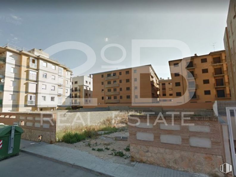 Land for sale at Casco urbano, Ocaña, Toledo, 45300 with waste container, building, sky, plant, window, land lot, urban design, condominium, waste containment and fixture around