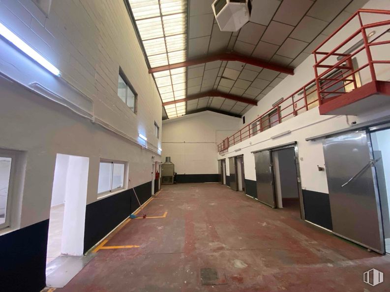 Industrial for rent at Zona Alcobendas, Alcobendas, Madrid, 28108 with light fixture, floor, flooring, ceiling, hall, building material, daylighting, beam, aluminium and fluorescent lamp around