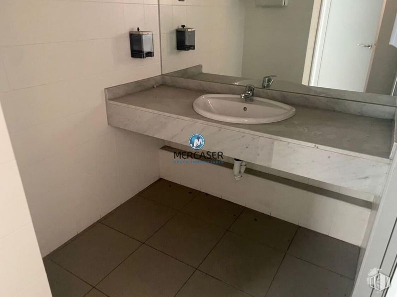 Retail for sale at Calle Motrico, San Fernando de Henares, Madrid, 28830 with sink, mirror, tap, plumbing fixture, property, bathroom sink, bathroom, building, fluid and wood around