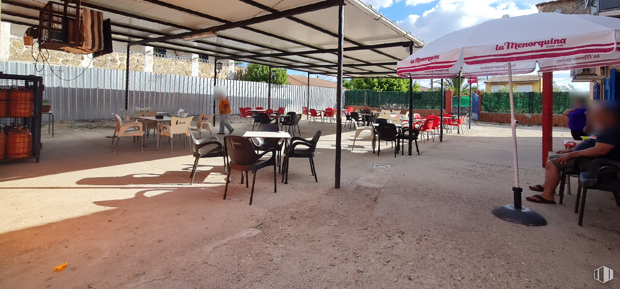 Retail for sale & for rent at Calle Lagartera, Escalona, Toledo, 45910 with person, umbrella, chair, table, furniture, shade, public space, plant, leisure and cloud around