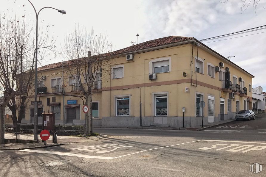 Retail for sale & for rent at Calle Erillas, 2, La Puebla de Montalbán, Toledo, 45516 with building, street light, sky, cloud, window, tree, electricity, urban design, road surface and residential area around