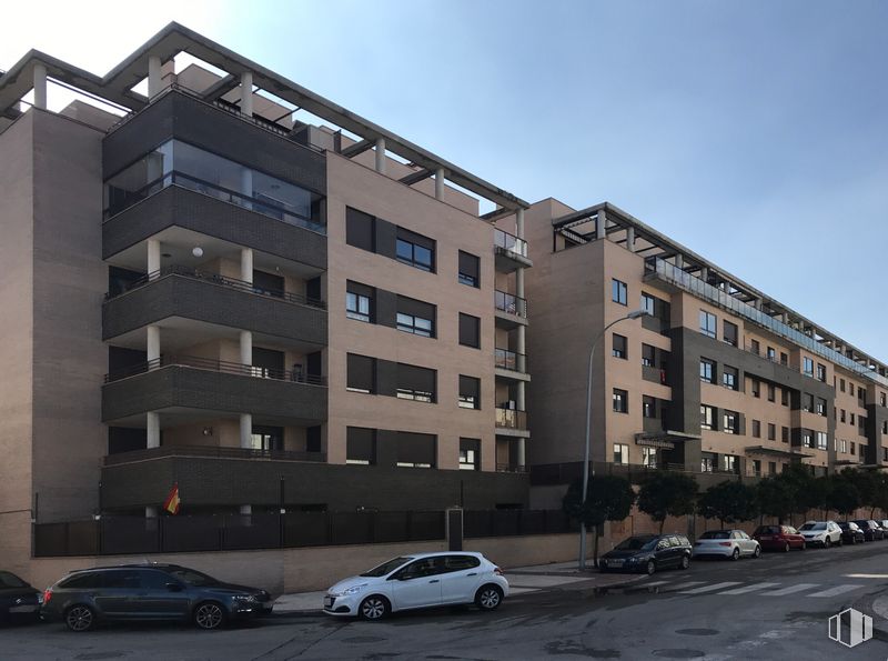 Local en alquiler y venta en Calle Bulgaria, 1, Alcalá de Henares, Madrid, 28806 con coche, edificio, rueda, neumático, cielo, propiedad, ventana, vehículo, diseño urbano y bloque de torre alrededor