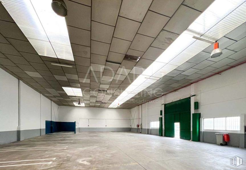 Industrial for rent at Calle San Dalmacio, Villaverde, Madrid, 28021 with lighting, door, light fixture, ceiling, floor, flooring, composite material, concrete, building material and hall around