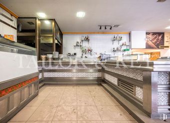 Local en venta en Calle Orense, Tetuán, Madrid, 28020 con encimera, alumbrado, interiorismo, suelos, suelo, pared, edificio, inmobiliario, madera y casa alrededor