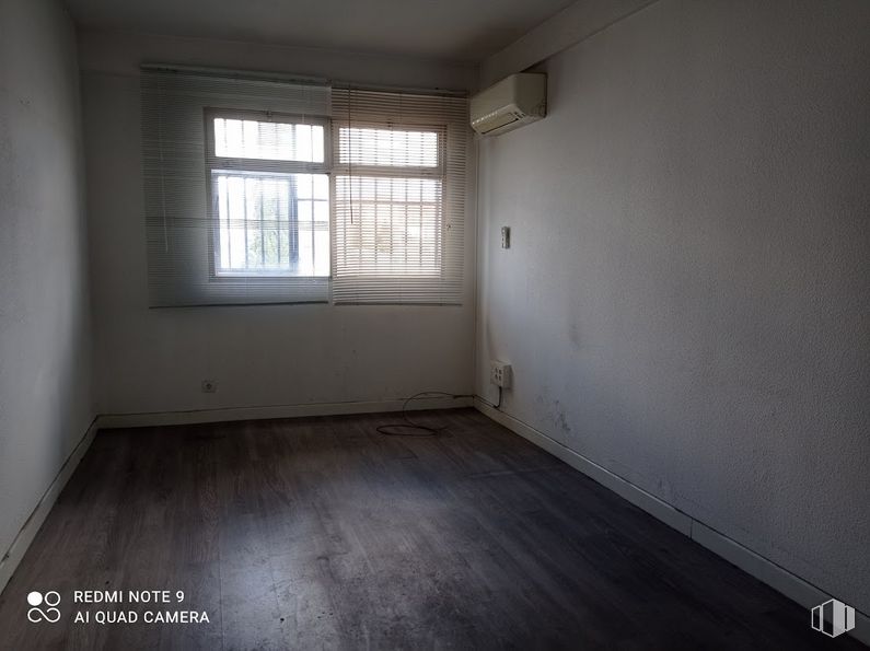 Industrial for rent at Calle Gamonal, 12, Villa de Vallecas, Madrid, 28031 with window, building, fixture, wood, hall, floor, flooring, house, hardwood and ceiling around