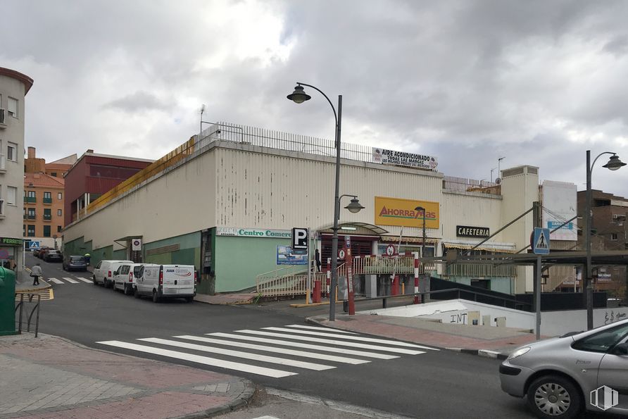 Local en alquiler y venta en Centro Comercial Zoco, Calle Santa Teresa, 1, Arganda del Rey, Madrid, 28500 con coche, rueda, edificio, luz de la calle, nube, neumático, cielo, vehículo, ventana y asfalto alrededor