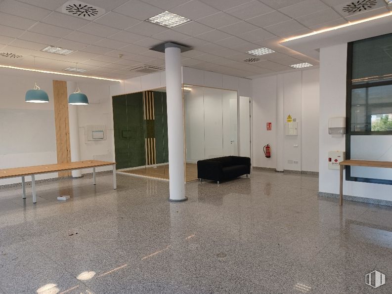 Oficina en alquiler en Edificio Monterrey, Calle Severo Ochoa, 3, Las Rozas de Madrid, Madrid, 28230 con sofá, pasillo, diseño de interiores, suelo de baldosas, suelo, piso, accesorio, pared, planta de interior y edificio alrededor