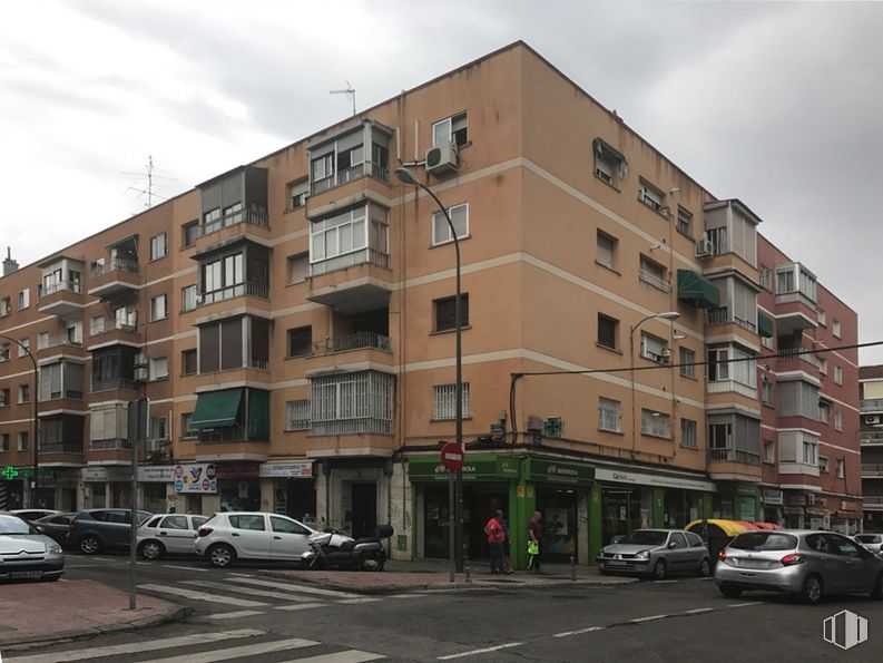 Local en venta en Calle Alondra, 49, Carabanchel, Madrid, 28025 con coche, edificio, vehículo terrestre, rueda, cielo, nube, ventana, neumático, vehículo y luz de la calle alrededor