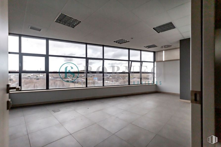 Industrial for rent at Edificio Novosur, Avenida Rosales, 42, Villaverde, Madrid, 28041 with building, window, fixture, interior design, hall, flooring, floor, shade, material property and condominium around