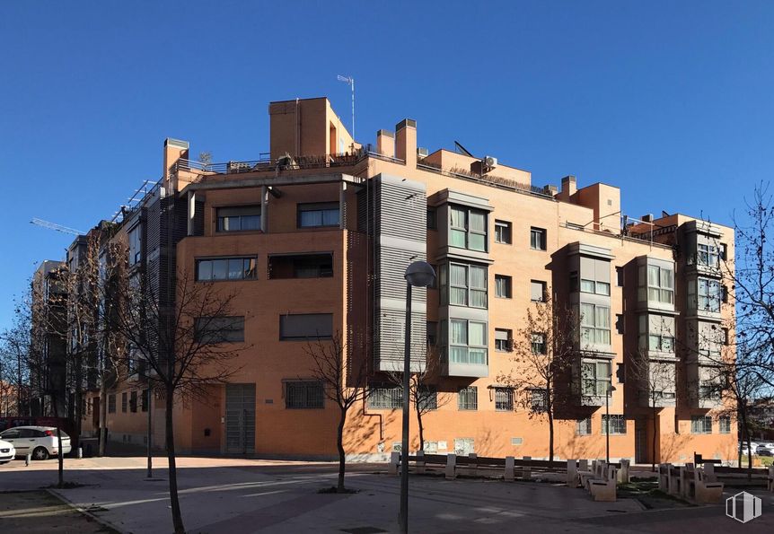 Retail for rent at Calle Martin Muñoz de Posadas, 5, Villa de Vallecas, Madrid, 28031 with building, daytime, window, apartment, city, residential area, facade, urban area, neighbourhood and town around