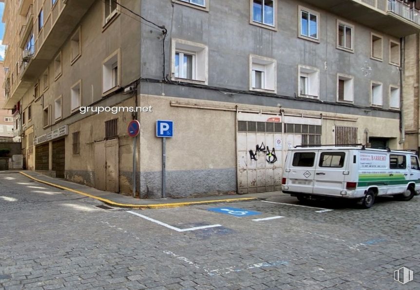 Retail for sale at Zona San Millán, Segovia, 40002 with van, building, window, vehicle, motor vehicle, car, asphalt, tire, road surface and wheel around