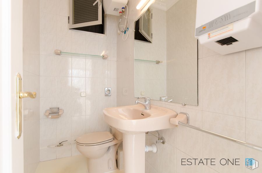 Office for rent at Calle General Oraá, Salamanca, Madrid, 28006 with sink, toilet, window blind, brown, mirror, tap, plumbing fixture, bathroom sink, bathroom and purple around