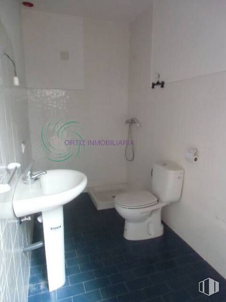 Industrial for rent at Polígono Industrial SEPES, Cuenca, 16004 with toilet, sink, plumbing fixture, bathroom sink, tap, toilet seat, bathroom, mirror, purple and building around