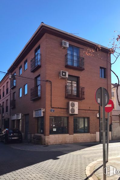 Local en alquiler y venta en Travesía Eras, 8, Azuqueca de Henares, Guadalajara, 19200 con ventana, coche, edificio, cielo, luz de la calle, accesorio, superficie de carretera, diseño urbano, ladrillo y condominio alrededor