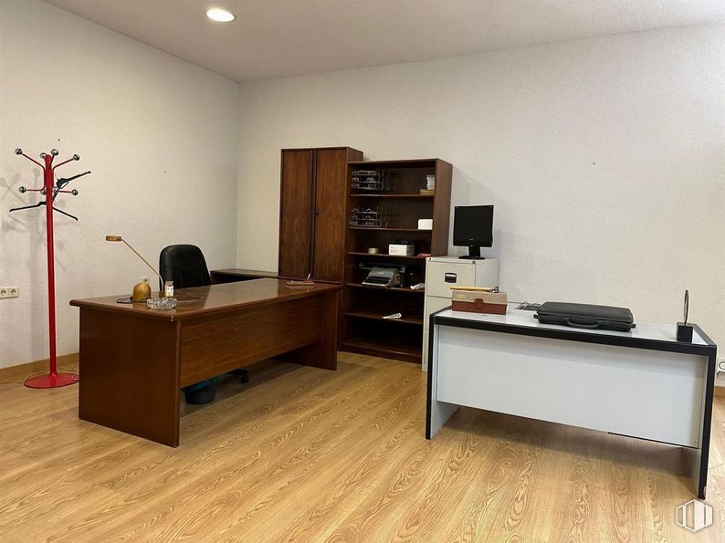 Local en alquiler en Calle Constitución, Alcobendas, Madrid, 28100 con mesa, alumbrado, mueble, ebanistería, escritorio del ordenador, escritorio, silla de oficina, edificio, interiorismo y cajón alrededor