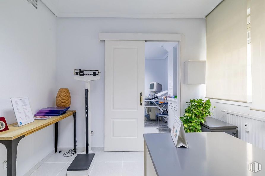 Local en alquiler en Avenida Betanzos, Fuencarral - El Pardo, Madrid, 28034 con puerta, escritorio, planta de interior, mesa, mueble, edificio, mesa, planta, silla y madera alrededor