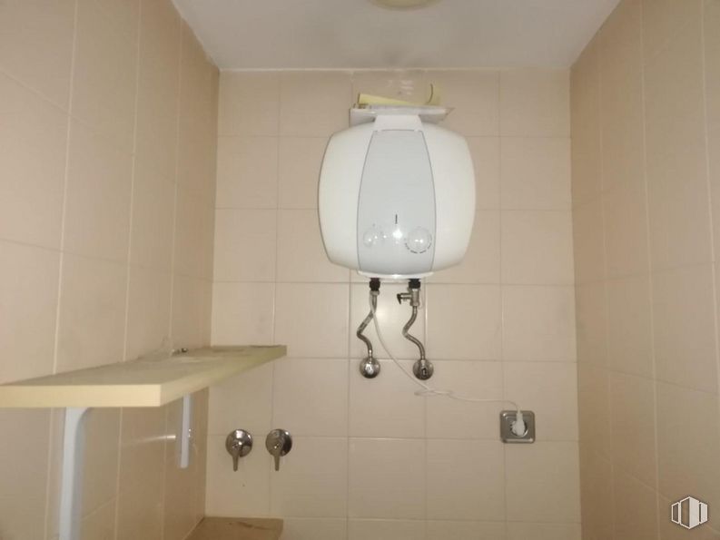 Retail for sale & for rent at Calle Gijón, Fuenlabrada, Madrid, 28942 with lighting, plumbing fixture, bathroom, bathroom sink, house, tap, flooring, floor, plumbing and wall around