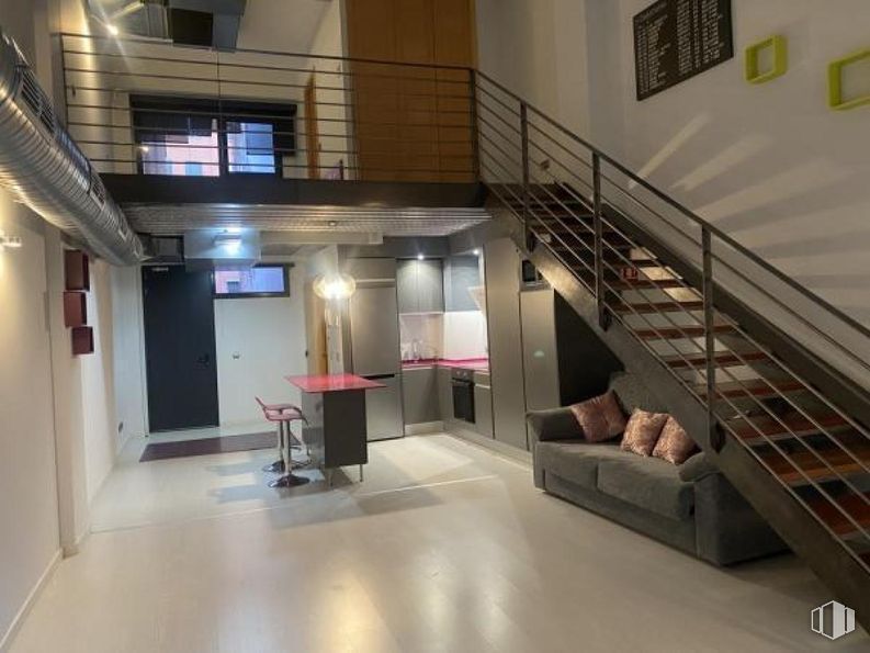 Oficina en alquiler y venta en Barrio Guindalera, Salamanca, Madrid, 28028 con sofá, mesa, interiorismo, suelos, suelo, hall, escaleras, madera, pared y inmobiliario alrededor