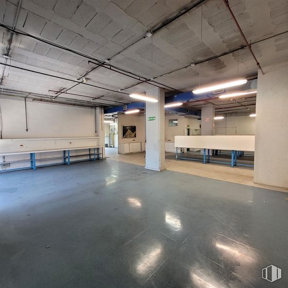 Industrial for sale at Calle María Tubau, Fuencarral - El Pardo, Madrid, 28050 with flooring, floor, ceiling, lighting, composite material, fluorescent lamp, hall, parking lot, metal and concrete around