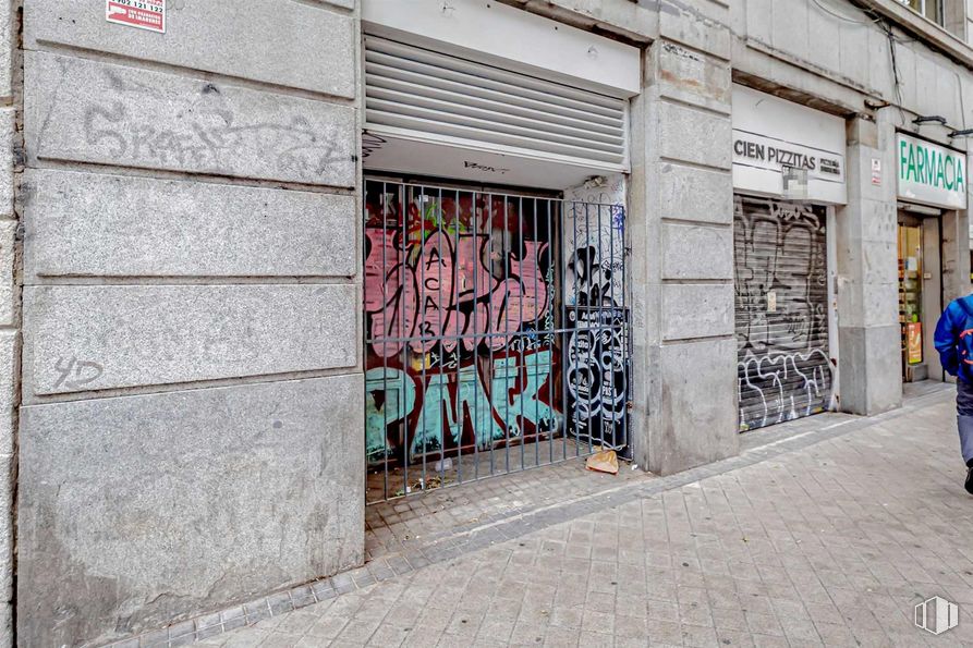 Local en alquiler en Calle Arcipreste de Hita, 14, Chamberí, Madrid, 28015 con persona, edificio, escritura, superficie de la carretera, arte, ladrillo, graffiti, fuente, fachada y tintes y matices alrededor