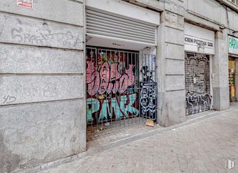 Local en alquiler en Calle Arcipreste de Hita, 14, Chamberí, Madrid, 28015 con persona, edificio, escritura, superficie de la carretera, arte, ladrillo, graffiti, fuente, fachada y tintes y matices alrededor