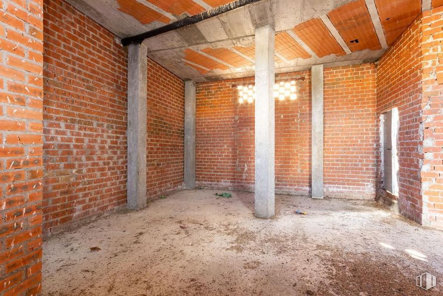 Retail for sale at Centro urbano, Venturada, Madrid, 28729 with lighting, brickwork, brick, wood, floor, building material, flooring, beam, building and composite material around