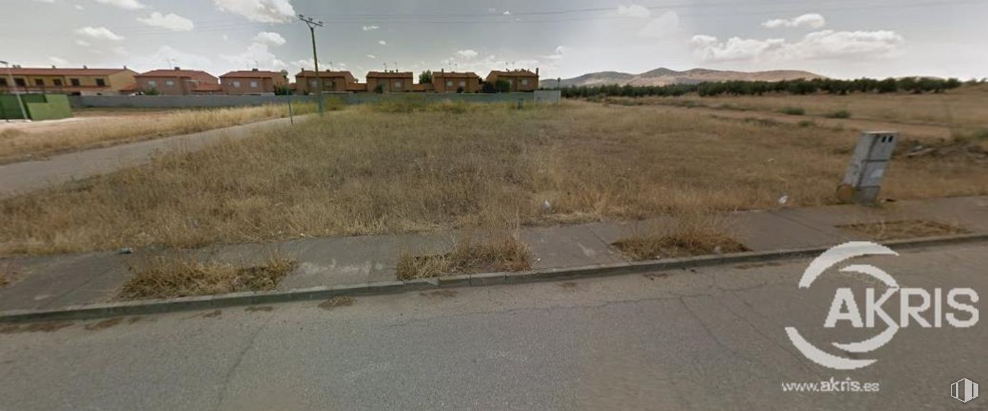 Land for sale at Calle Santo Domingo de Guzmán, Nambroca, Toledo, 45190 with cloud, sky, plant, road surface, land lot, asphalt, tree, grass, residential area and plain around