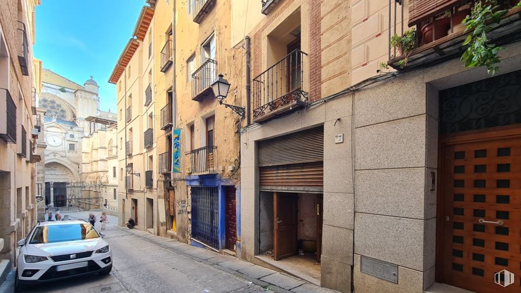 Retail for sale at Calle Chapinería, Toledo, 45001 with car, building, vehicle, window, road surface, residential area, urban design, road, sky and alley around