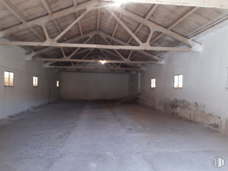 Nave en alquiler en Zona centro, Bernuy de Porreros, Segovia, 40190 con madera, hall, suelo, accesorio, edificio, ventana, material compuesto, suelos, hormigón y techo alrededor