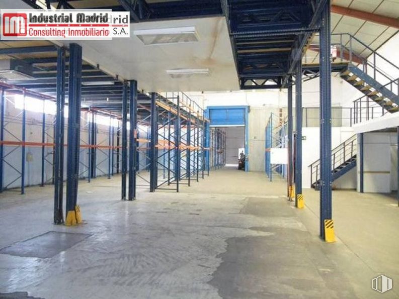 Nave en alquiler y venta en Polígono Industrial El Guijar, Arganda del Rey, Madrid, 28500 con accesorio, gas, ciudad, pavimento, aparcamiento, sombra, azul eléctrico, aeropuerto, centro de transporte y vidrio alrededor