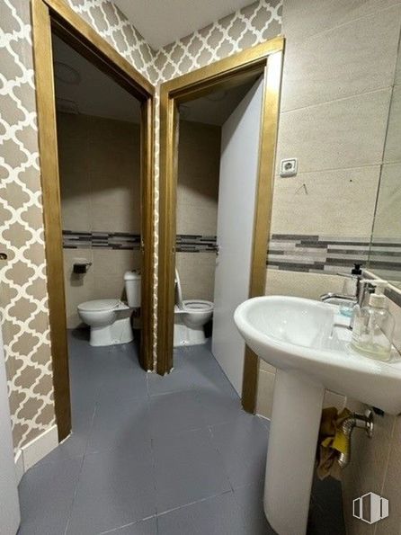 Retail for rent at Carretera Canillas, 144, Hortaleza, Madrid, 28043 with toilet, sink, bidet, flooring, floor, plumbing fixture, tile, toilet seat, bathroom and plumbing around