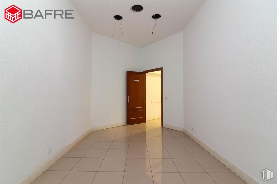 Local en venta en Casco antiguo, San Sebastián de los Reyes, Madrid, 28700 con puerta, accesorio, interiorismo, suelo, suelos, hall, edificio, casa, techo y simetría alrededor