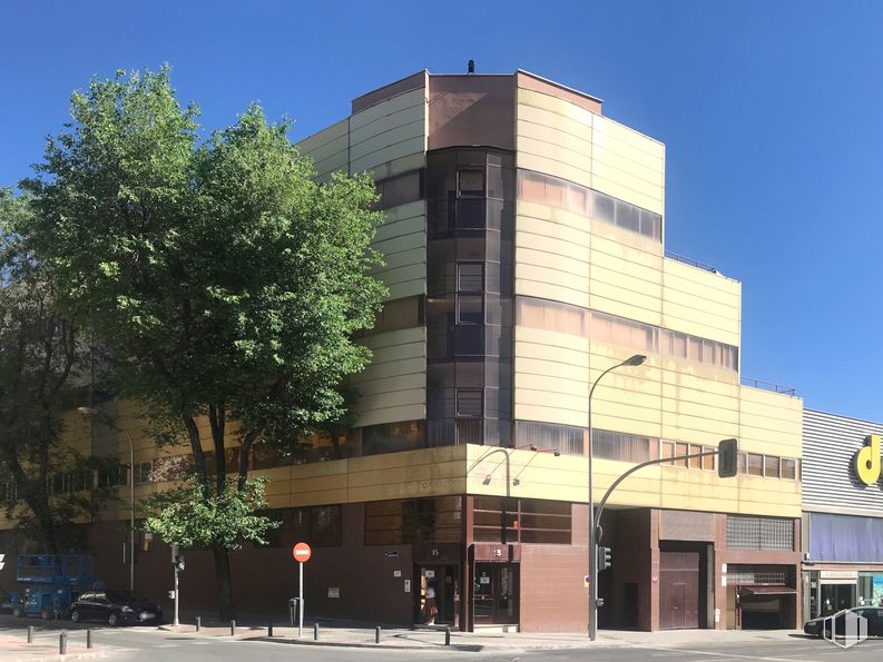 Oficina en alquiler en Calle Emilio Muñoz, 15, San Blas - Canillejas, Madrid, 28037 con edificio, luz de la calle, cielo, árbol, diseño urbano, bloque de torre, barrio, neumático, condominio y área residencial alrededor