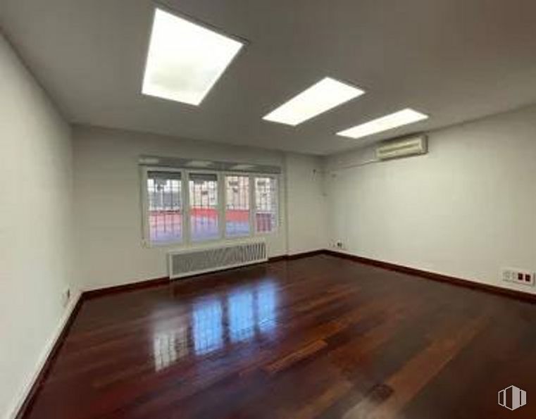 Oficina en alquiler en Calle Félix Boix, Chamartín, Madrid, 28036 con lámpara, ventana, hall, madera, accesorio, suelos, suelo, tinte para madera, edificio y suelo laminado alrededor