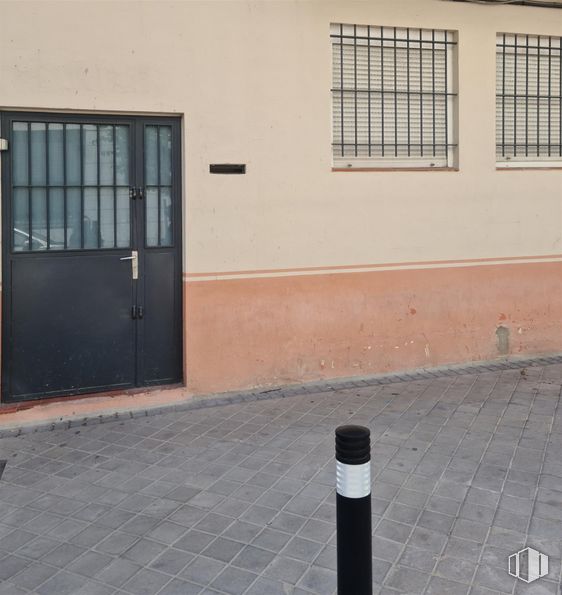 Local en venta en Calle Sierra Gádor, 17, Villa de Vallecas, Madrid, 28031 con puerta, ventana, edificio, superficie de la carretera, alumbrado, asfalto, rectángulo, línea, ladrillo y pared alrededor