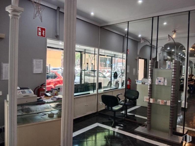 Local en alquiler y venta en Zona Chamberí, Chamberí, Madrid, 28010 con silla, persona, diseño automovilístico, accesorio, interiorismo, edificio, alumbrado, suelo, vehículo y venta al por menor alrededor