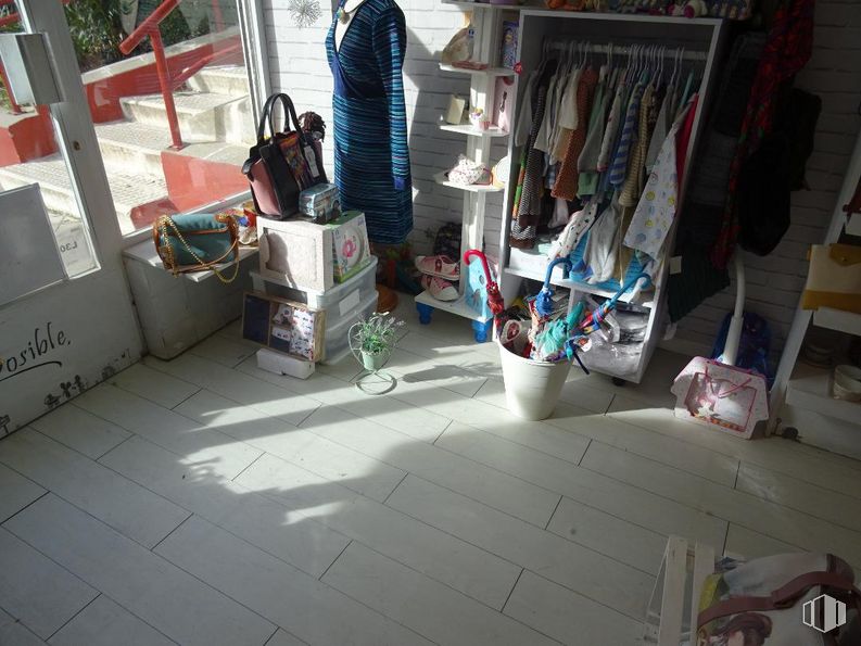 Local en venta en Calle Calanda, Hortaleza, Madrid, 28043 con bolsa, equipaje y bolsos, vestir, productos envasados, textil, piso, pavimentos, madera, ciudad y calle alrededor