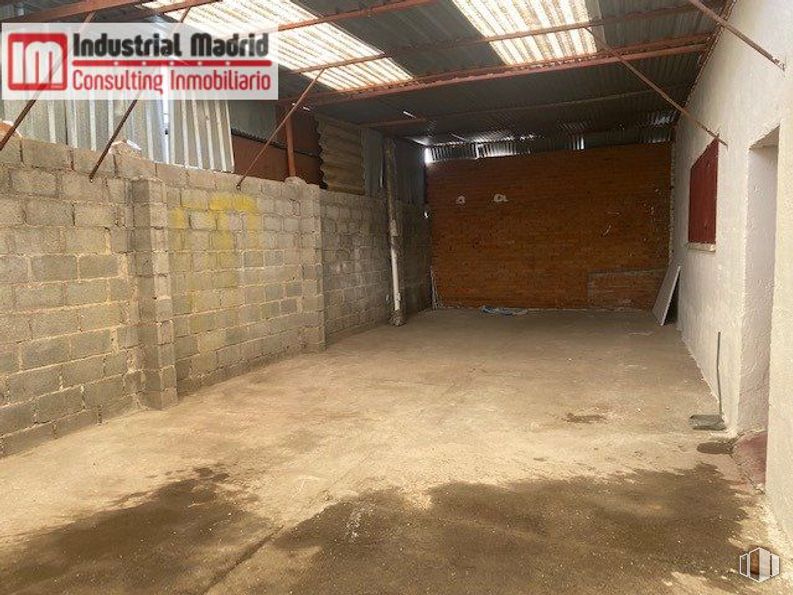 Industrial for sale at Polígono El Guijar, Arganda del Rey, Madrid, 28500 with floor, wood, brickwork, composite material, brick, flooring, concrete, road surface, building material and metal around