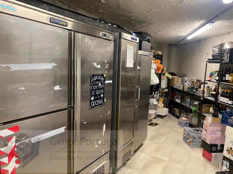 Local en alquiler en Zona Viñas Viejas, Boadilla del Monte, Madrid, 28660 con refrigerador, productos envasados, estante, gas, clúster informático, máquina, venta al por menor, tienda, edificio y cliente alrededor