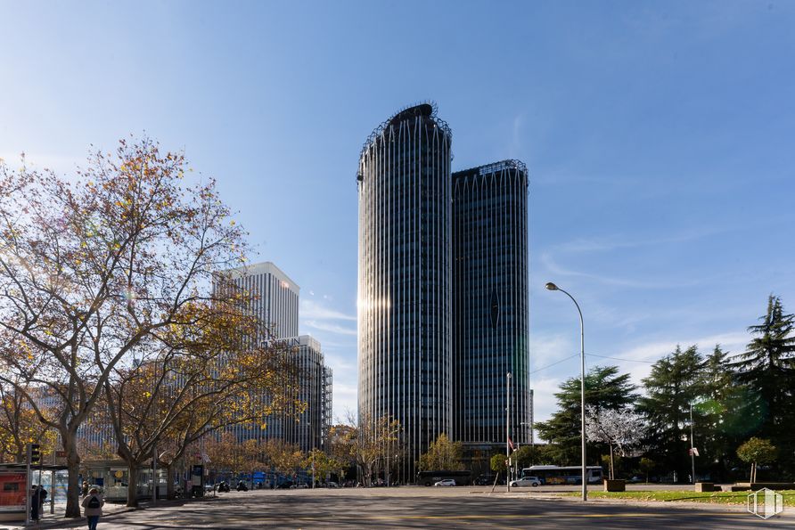 Oficina en alquiler en Torre Europa, Paseo Castellana, 95, Tetuán, Madrid, 28046 con edificio, luz de la calle, nube, cielo, rascacielos, planta, tiempo de día, árbol, torre y bloque de pisos alrededor