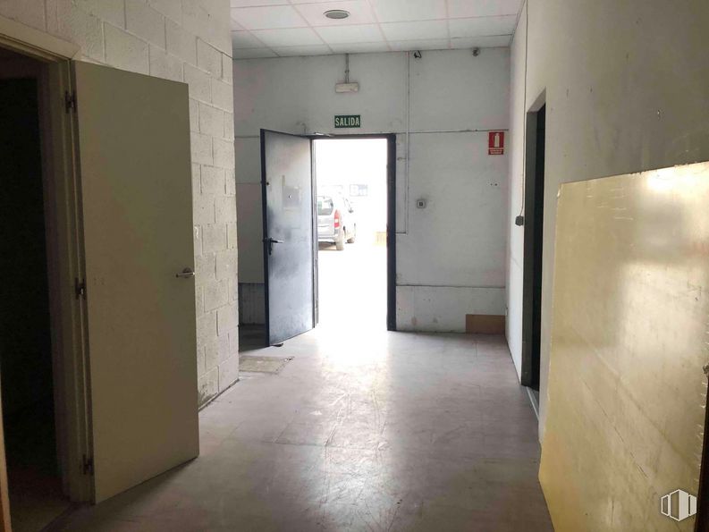 Nave en alquiler y venta en Zona industrial Getafe, Getafe, Madrid, 28906 con puerta, edificio, accesorio, suelo, suelos, casa, techo, hall, habitación y iluminación natural alrededor