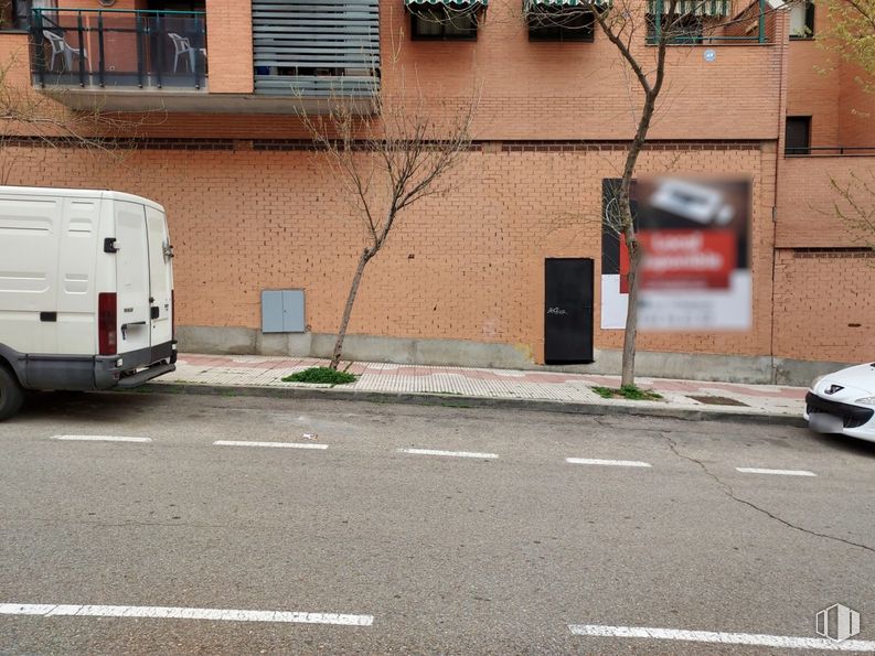 Local en venta en Calle Nardos, 135, Alcorcón, Madrid, 28925 con camioneta, coche, ventana, planta, vehículo motorizado, vehículo, iluminación automotriz, neumático, luz trasera y de freno automotriz y asfalto alrededor